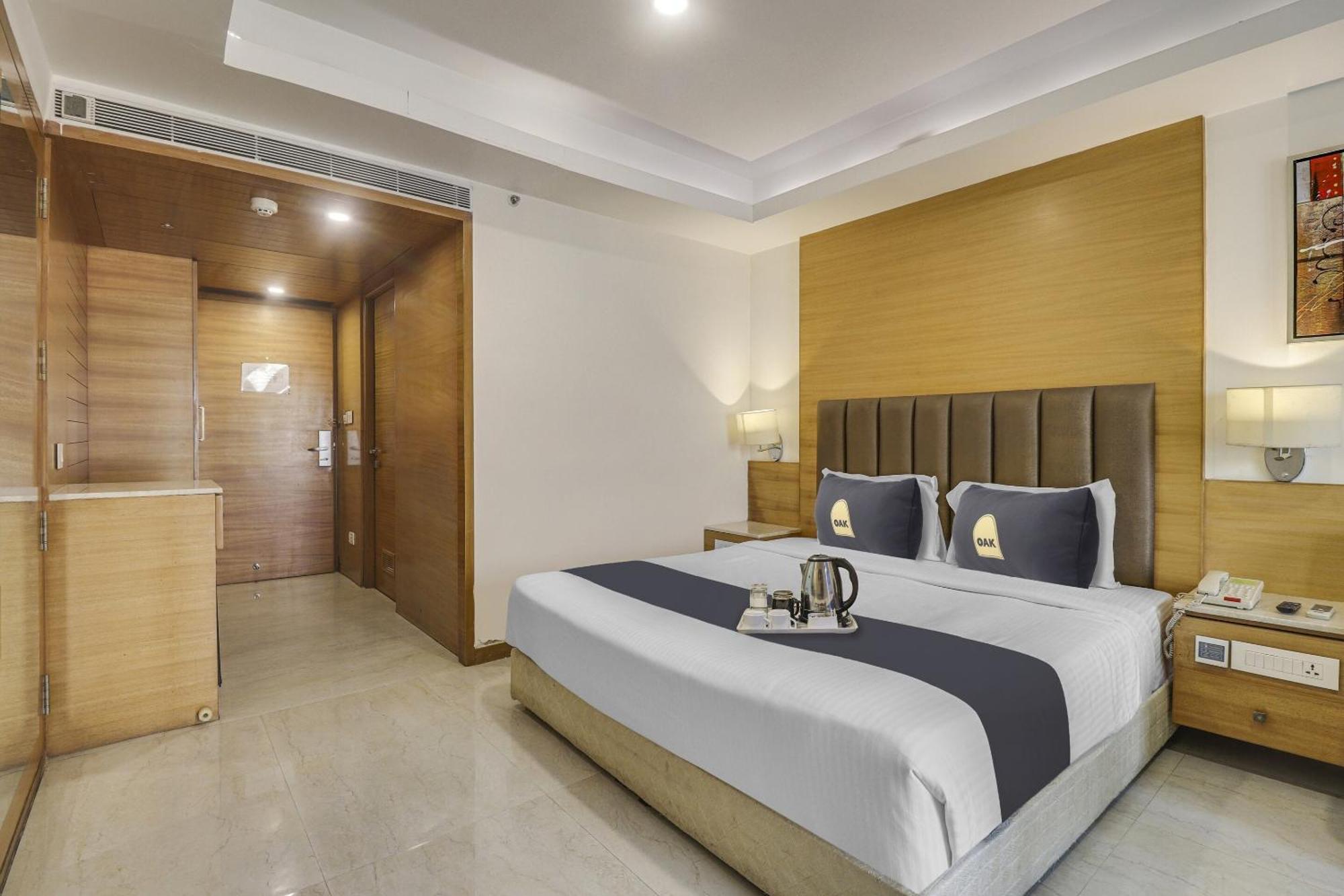Resort Palette - Le Palace Chennai